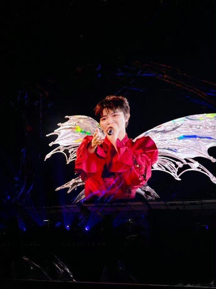 周深小福蝶上线周深这舞台造型绝啦😎！镭射翅膀光影流转，未来感直接拉满，科幻片场