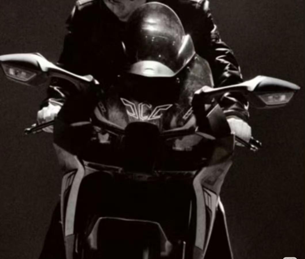 陈楚生凭借这半张脸就让歌迷们躁动起来了！
ELLEMEN开年刊，封面人物我拍你猜