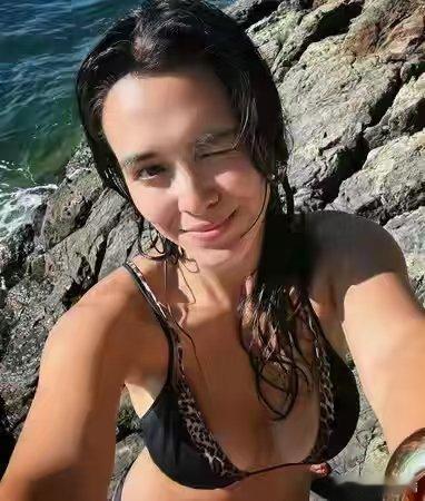 钟丽缇大女儿泳装照钟丽缇大女儿晒比基尼照钟丽缇大女儿泳装图刷屏！比基尼衬出绝佳身