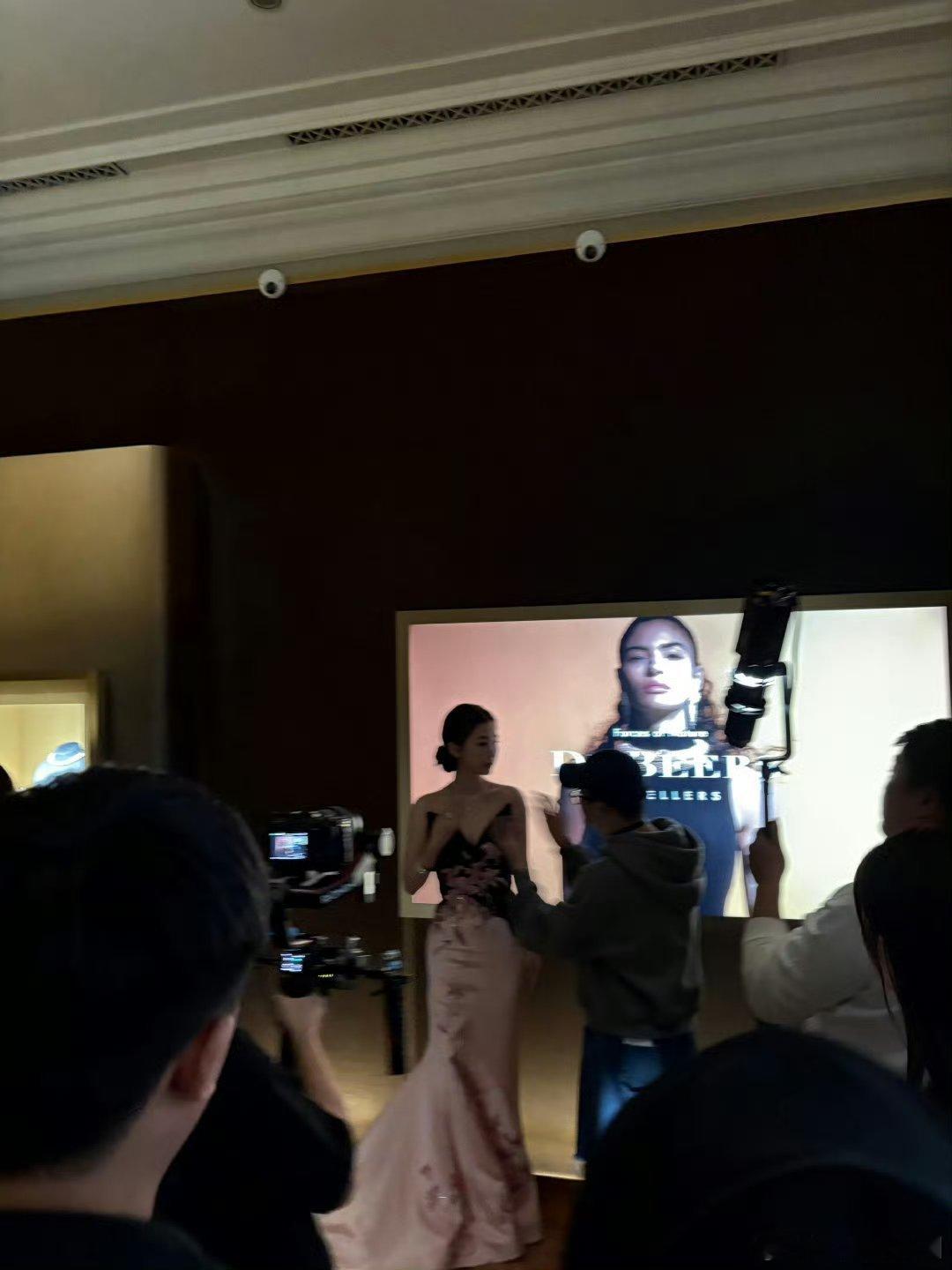 虞书欣的身高这么绝吗？直接高了这么多，还是踩高跷操作呢 ​​​