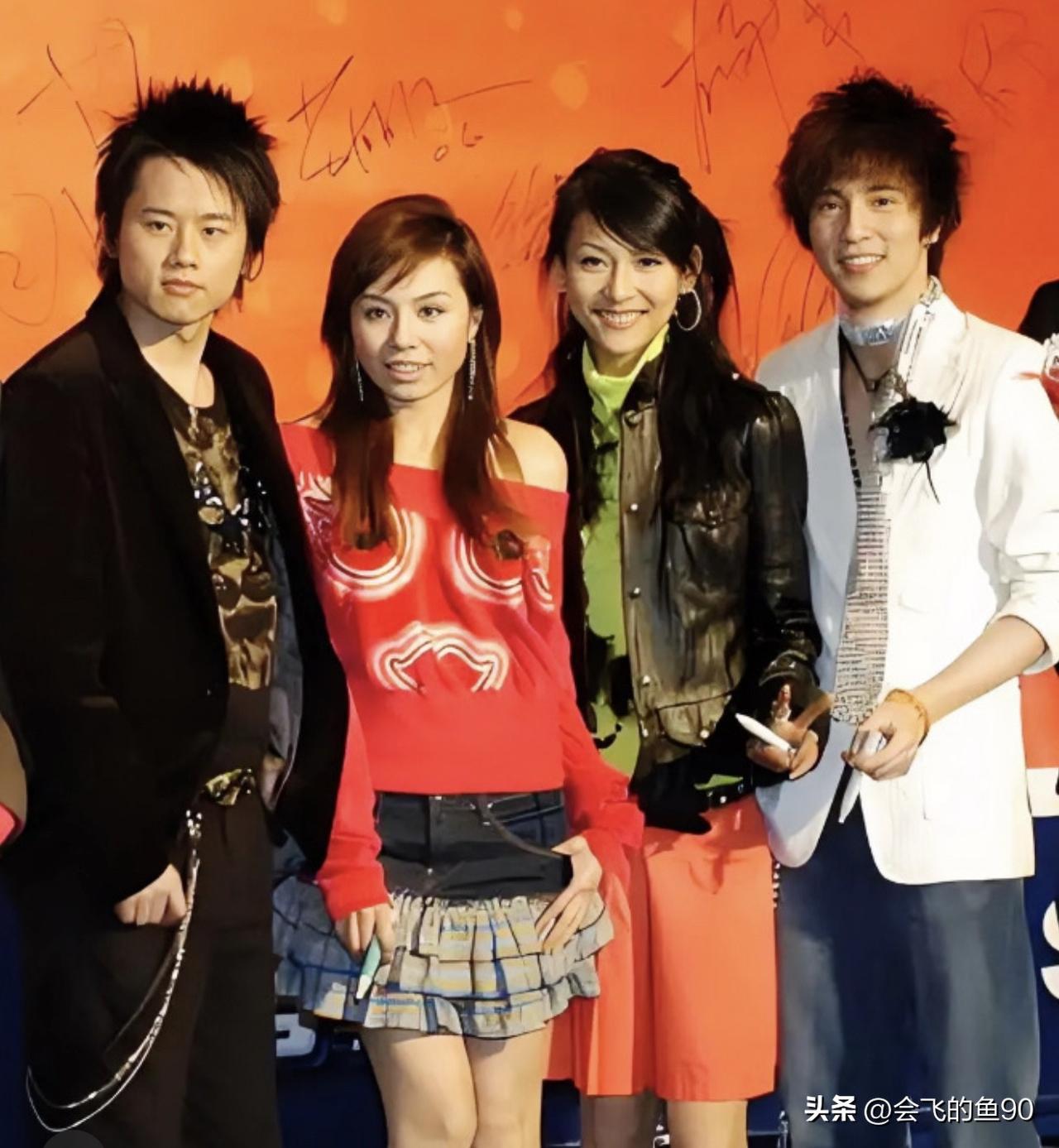 看看20年前的老照片，张杰和薛之谦一起参加节目，张杰的穿着打扮，看起来确实没有薛