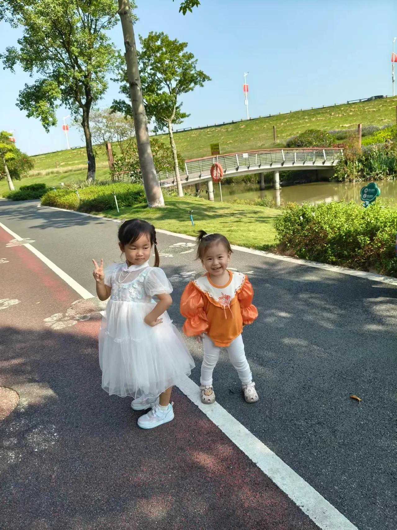 #上联：相思入酒杯杯苦，下联才友请#美人如花朵朵娇。