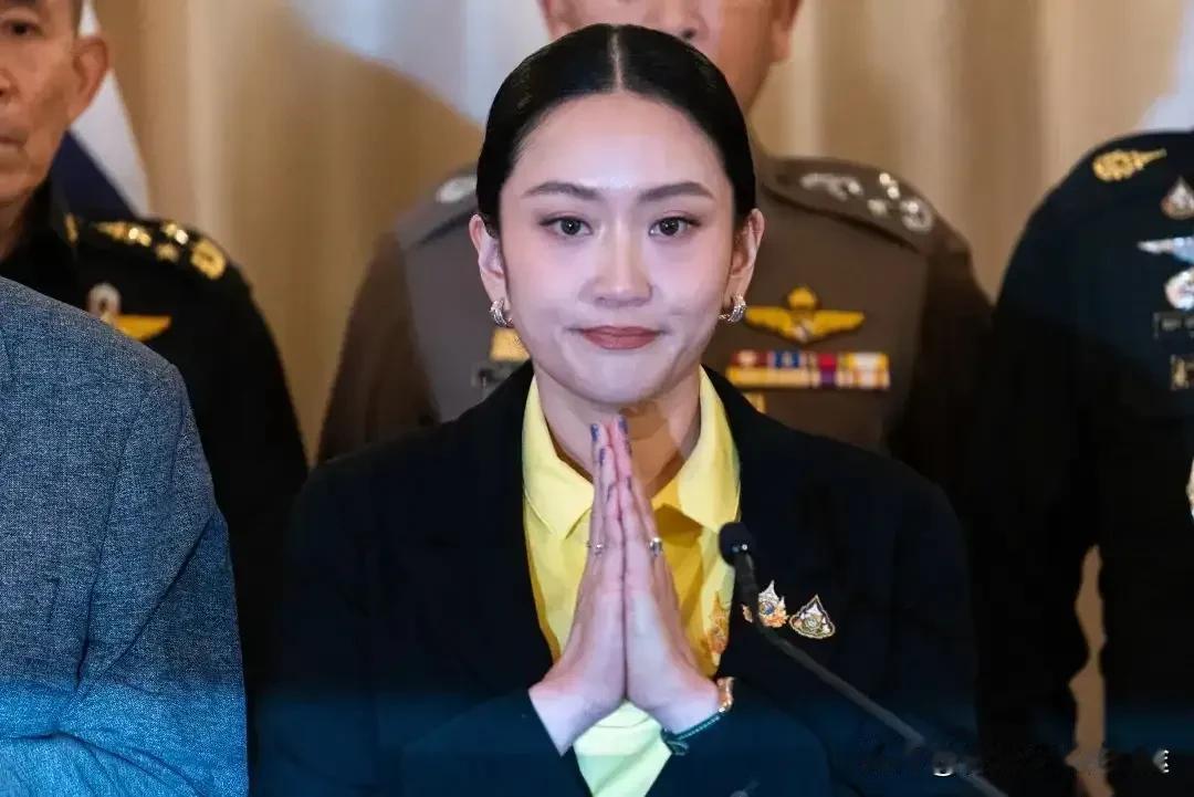 泰国总理一句话惹怒全国！通话录音曝光引宪法危机 她或亲自出庭救场
 
8月17日