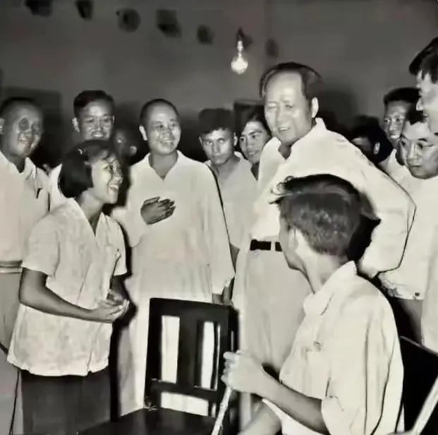 家家户户都通上电了，
有了电灯电话电视机！