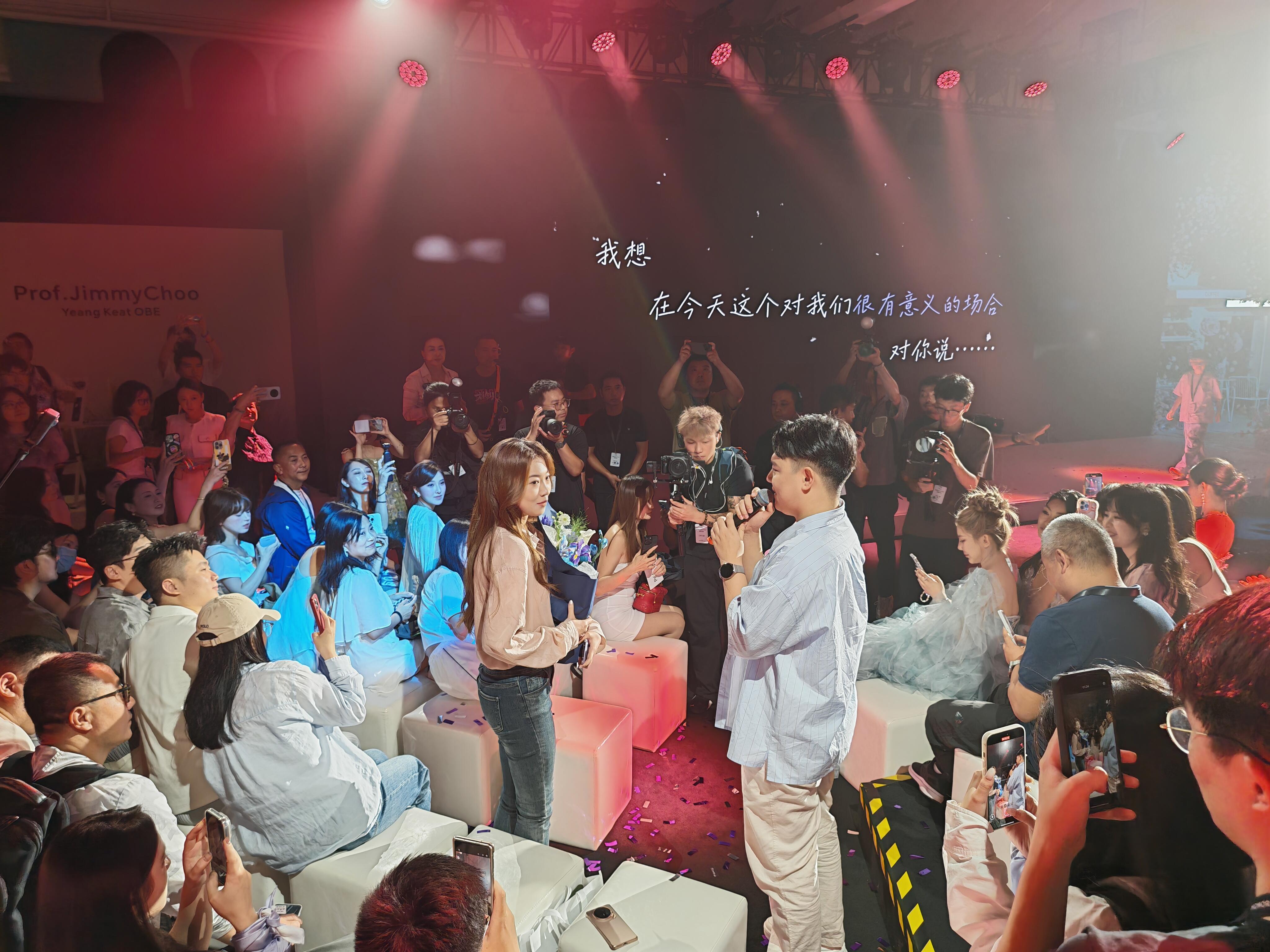 今天被一场发布会的“隐藏剧情”戳中泪点了！事情是这样的：有个粉丝收到发布会邀请，