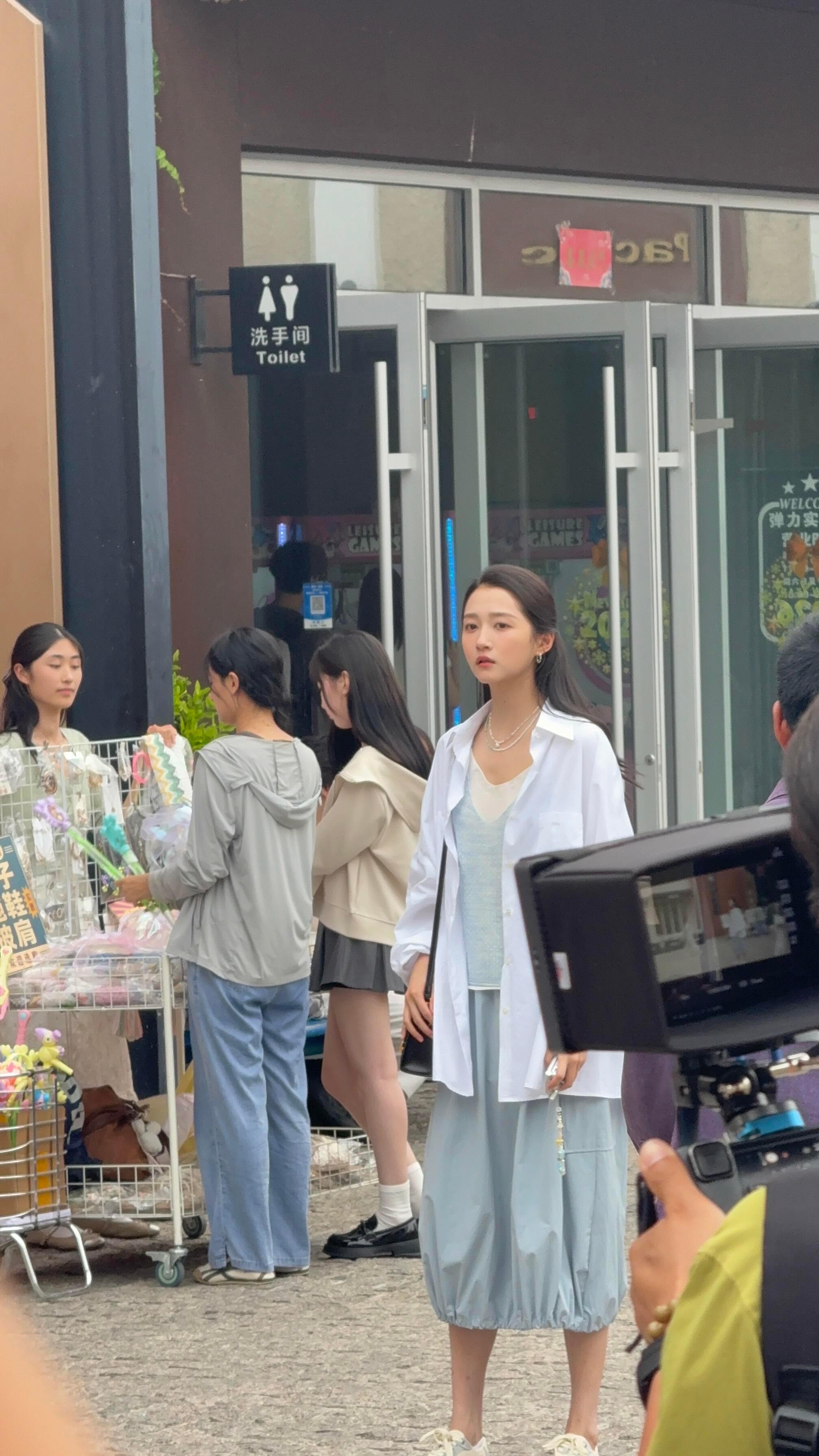 关晓彤一路小跑迎接爸爸探班简简单单一个小跑迎接的小动作特别戳人，发自内心的喜悦肉