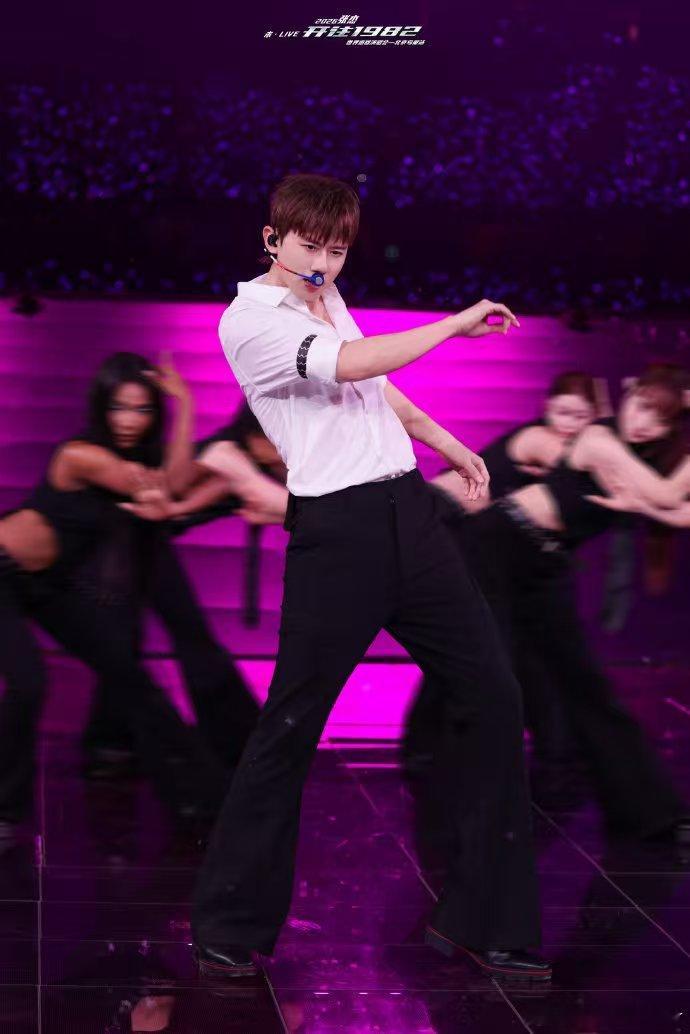 张杰你们是在和我讲相声吗前奏一响便是青春，星海闪烁皆是心意。你笑着调侃像在说相声