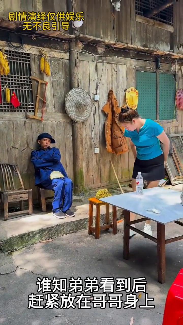 哥哥拿着榴莲壳来整蛊妹妹，谁知最后却坑了自己。
男子拿着榴莲壳来整蛊妹妹，随后他