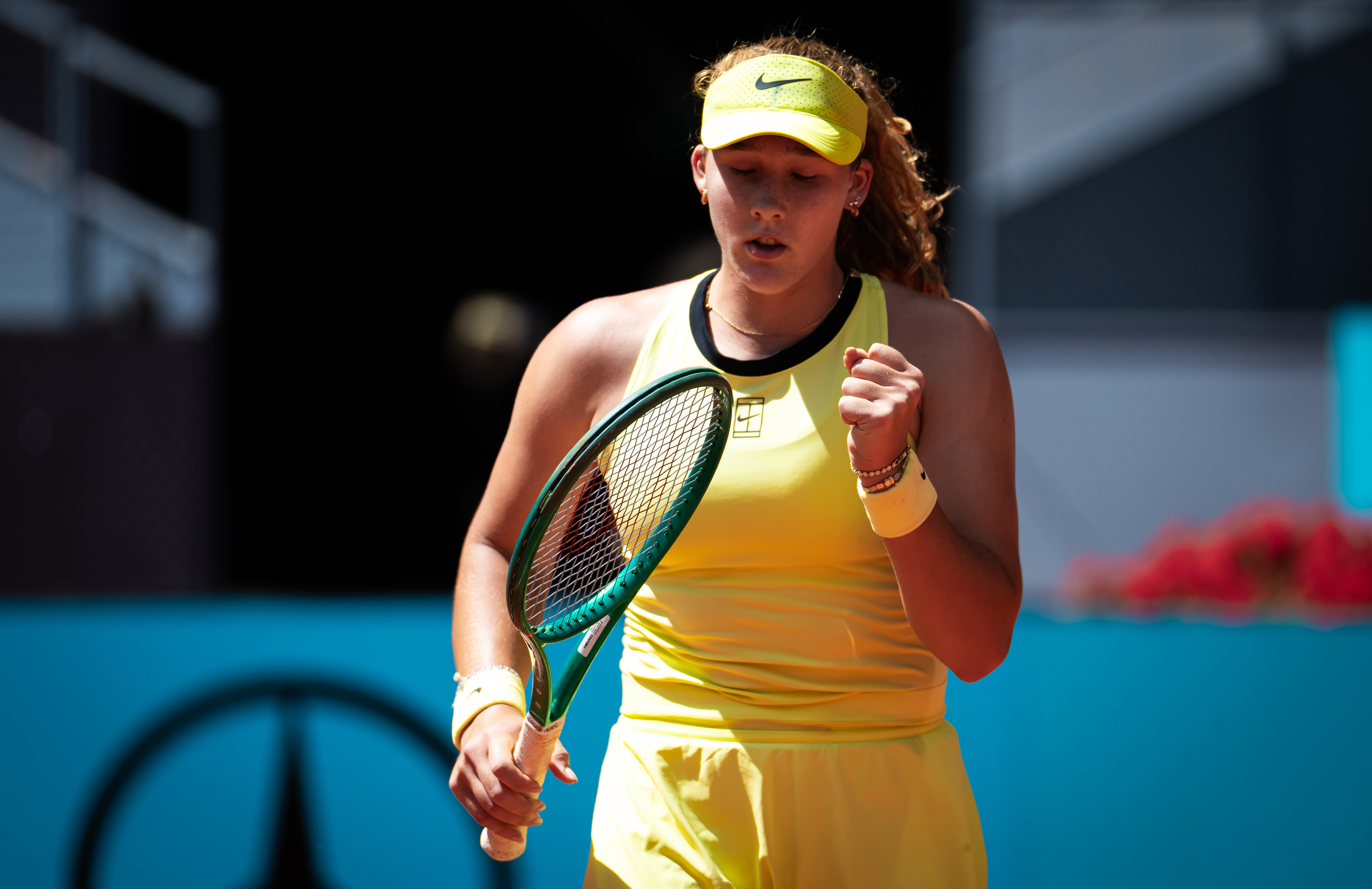 即时战况：正在进行的马德里站半决赛，米拉·安德列娃凭借第七局的关键破发以6-4拿