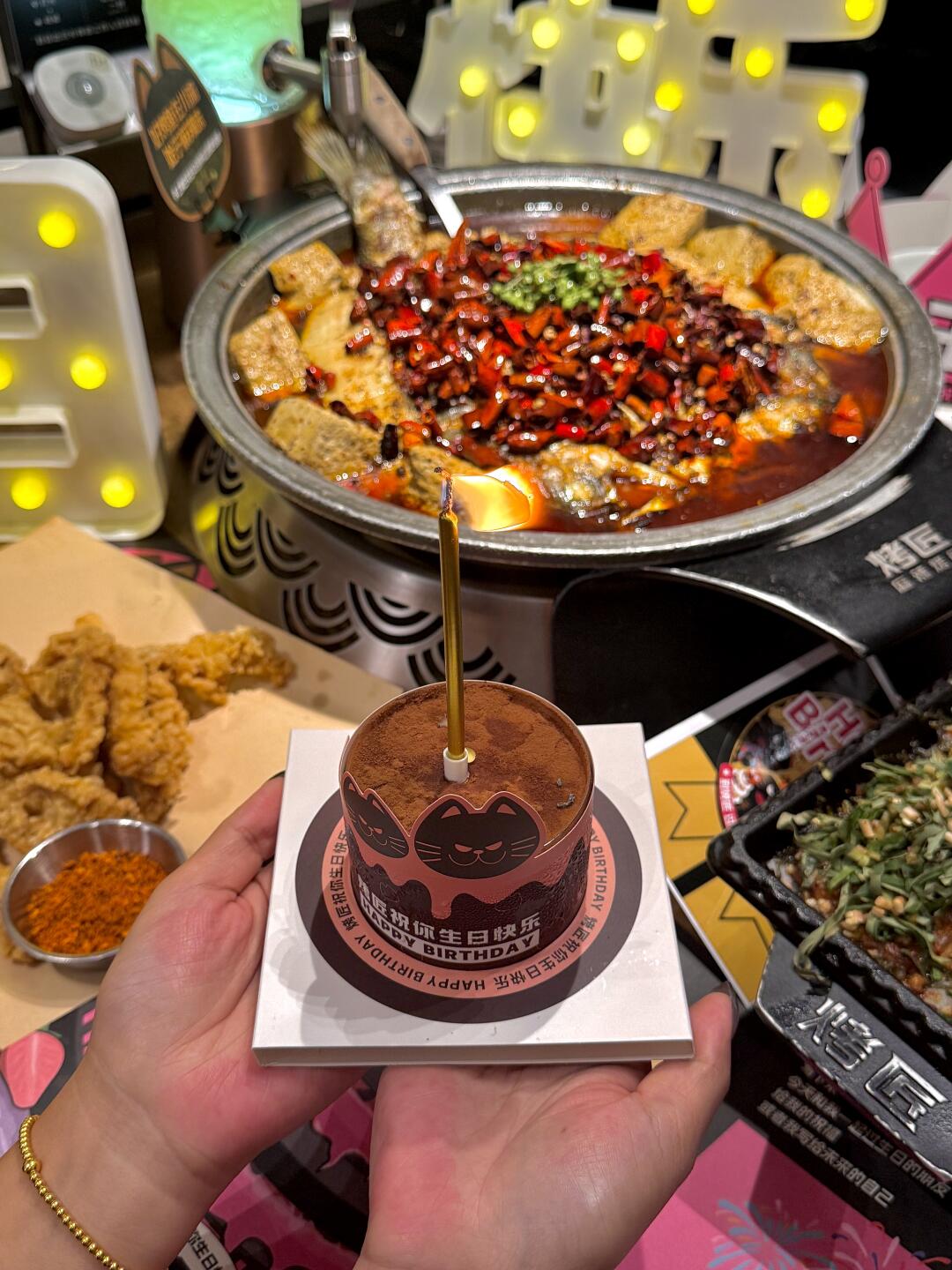 开启了新一岁的祝福～拉着姐妹一起来吹蜡烛