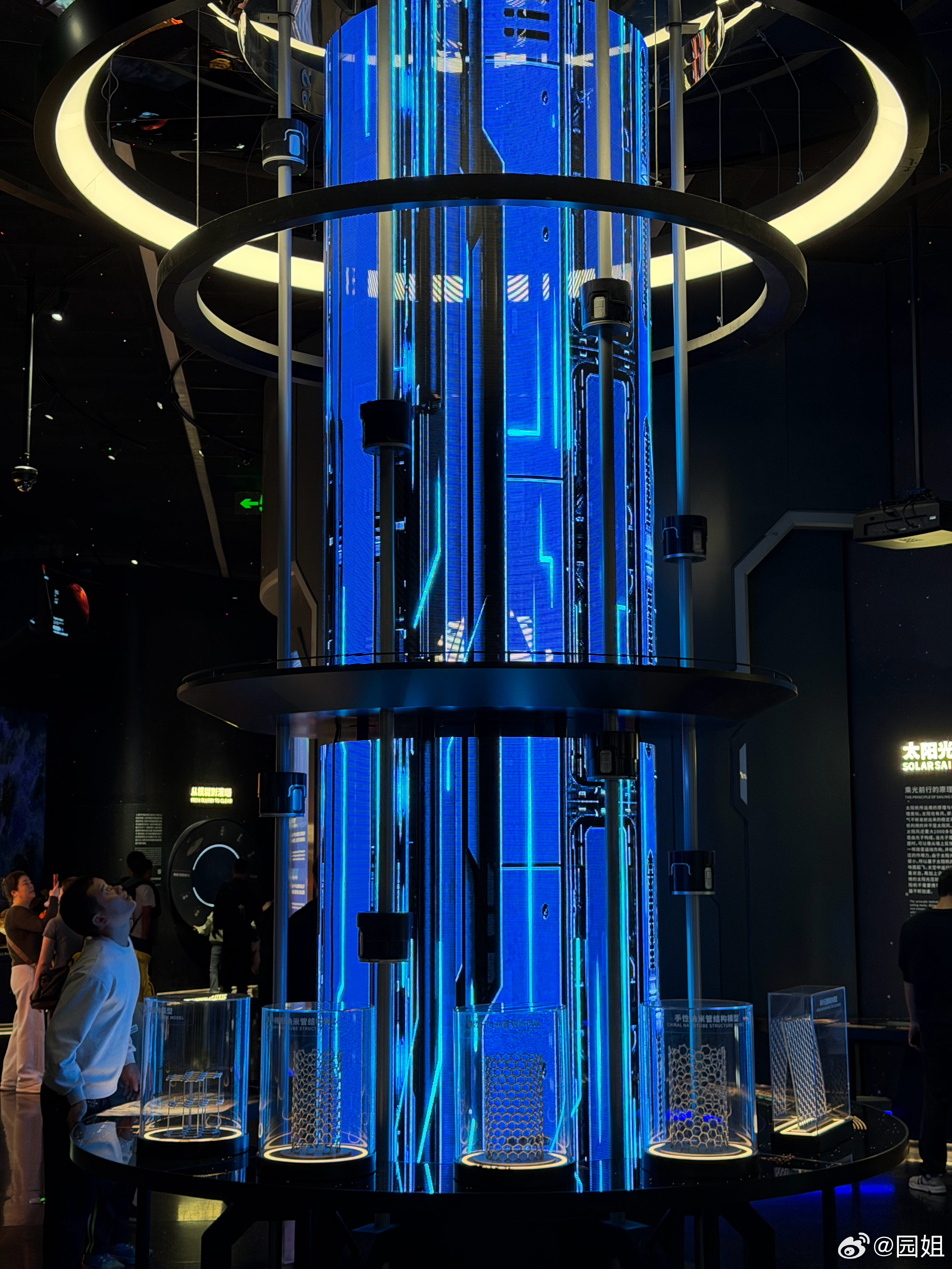 科技馆逛完了，全是小孩子，貌似还有很多香港的孩子过来玩，人超级多，都要排队体验，