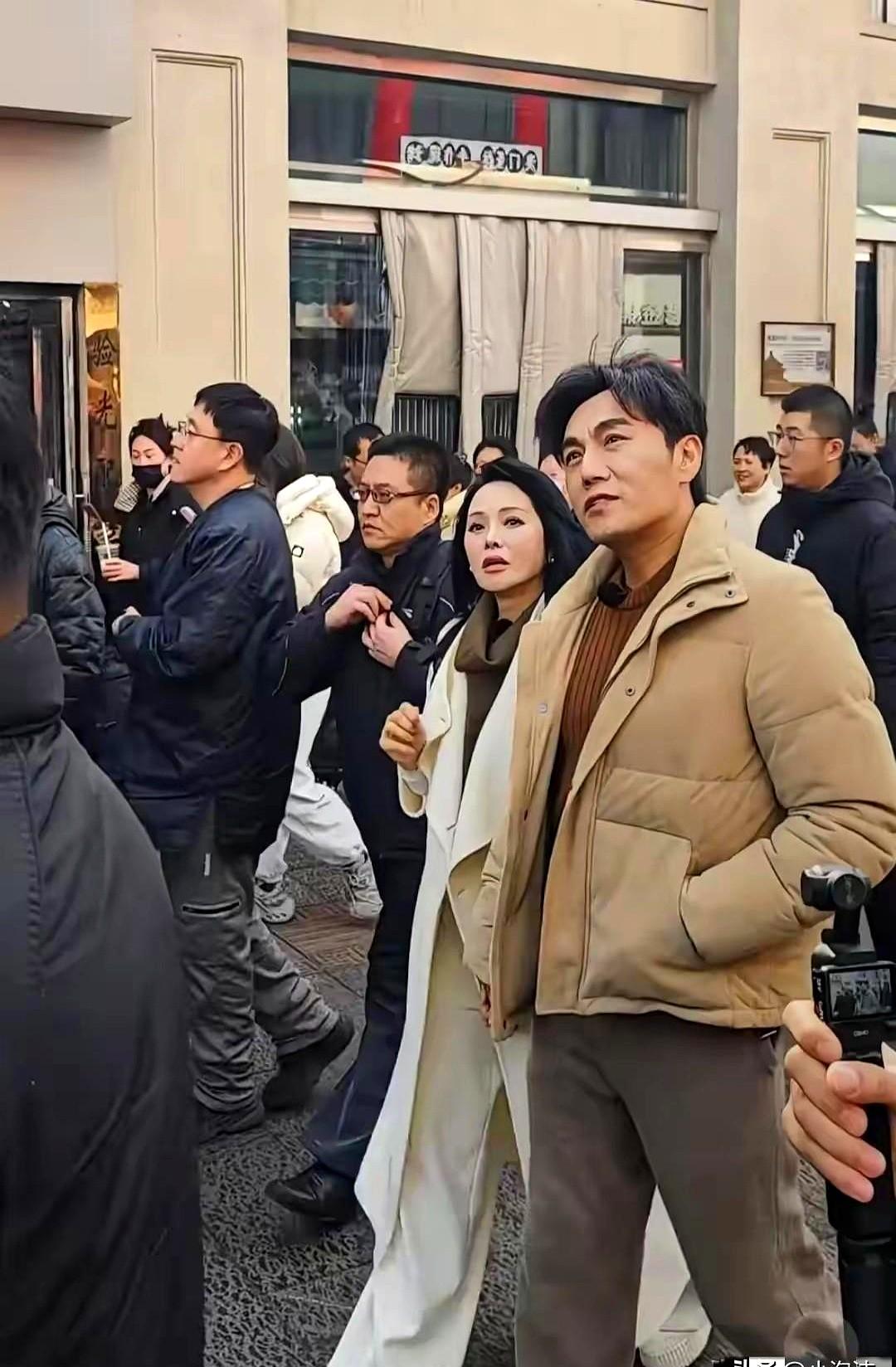 57岁的伊能静，终于不装了。

大年初五，沈阳中街，她跟秦昊牵手逛街被拍。白色大