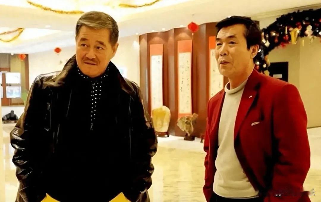 80岁何庆魁又宣布新恋情了，这回说“老了，需要人照顾”。这出黄昏恋连续剧真是漫长