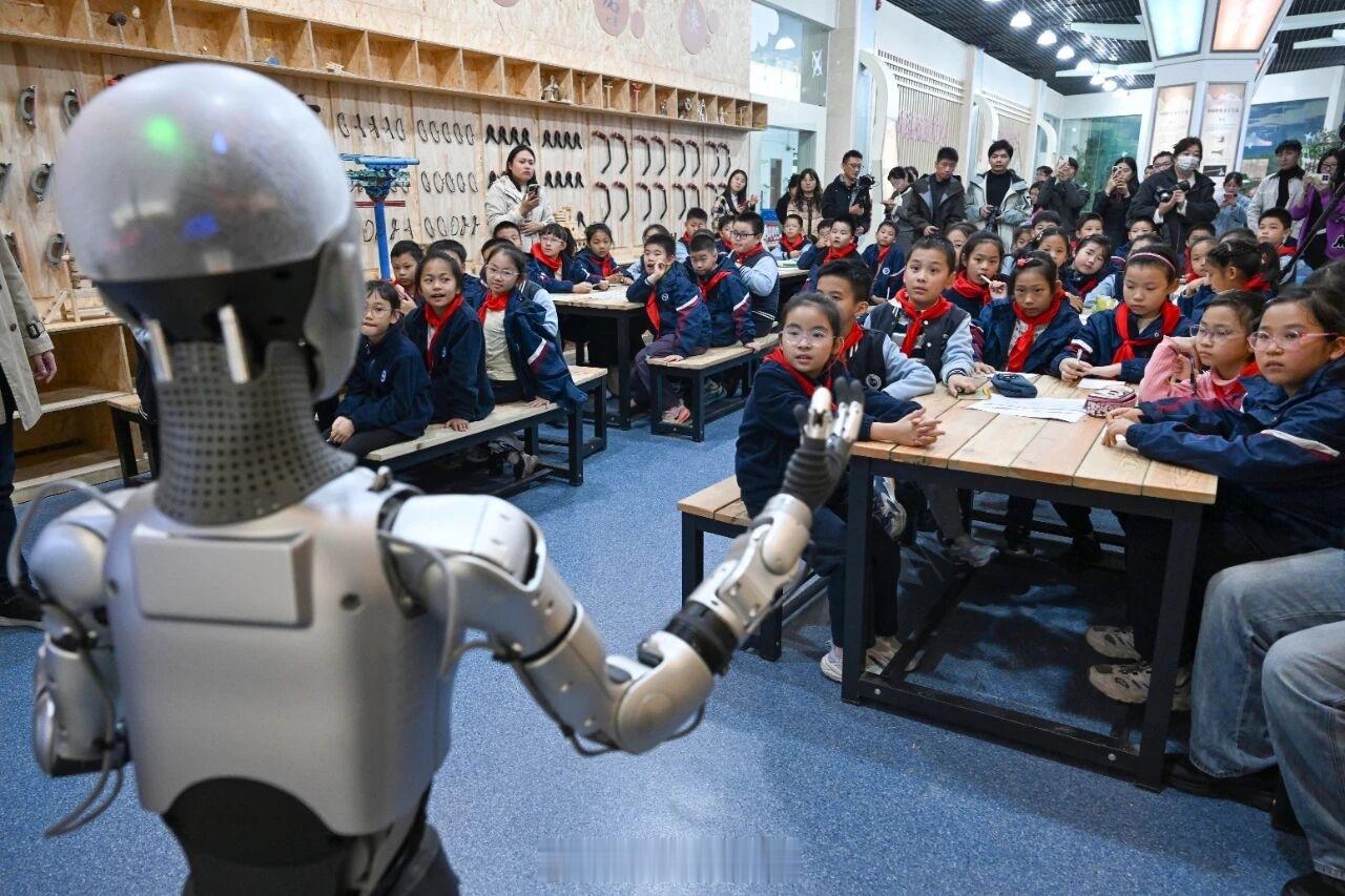 全球首款全尺寸教育仿生机器人“小安”来到合肥市师范附小，摇身一变成为助教，与专业