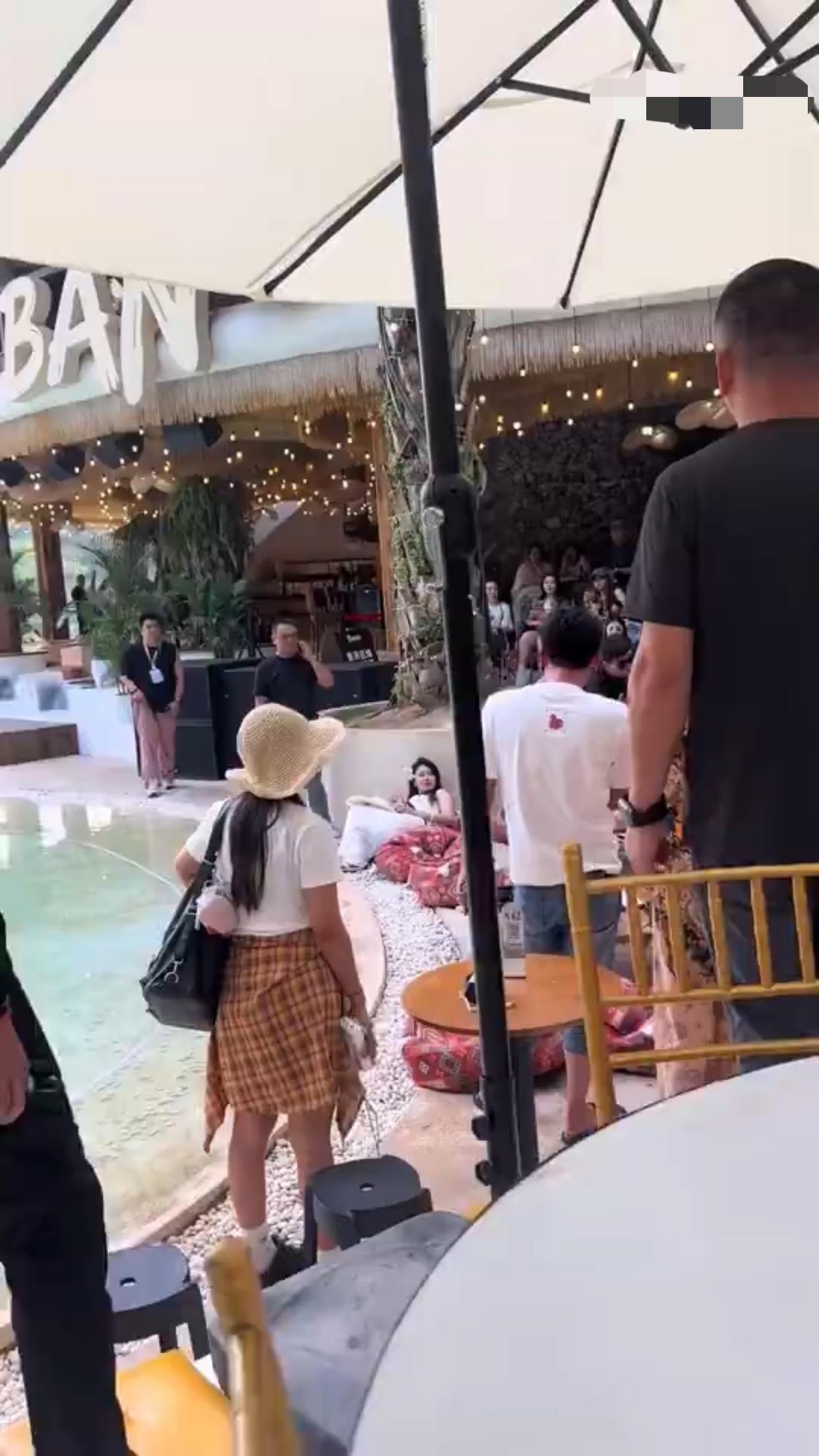 有一位网友发视频表示：她们坐飞机飞了3000公里去云南玩，结果遇到了让人极其无语