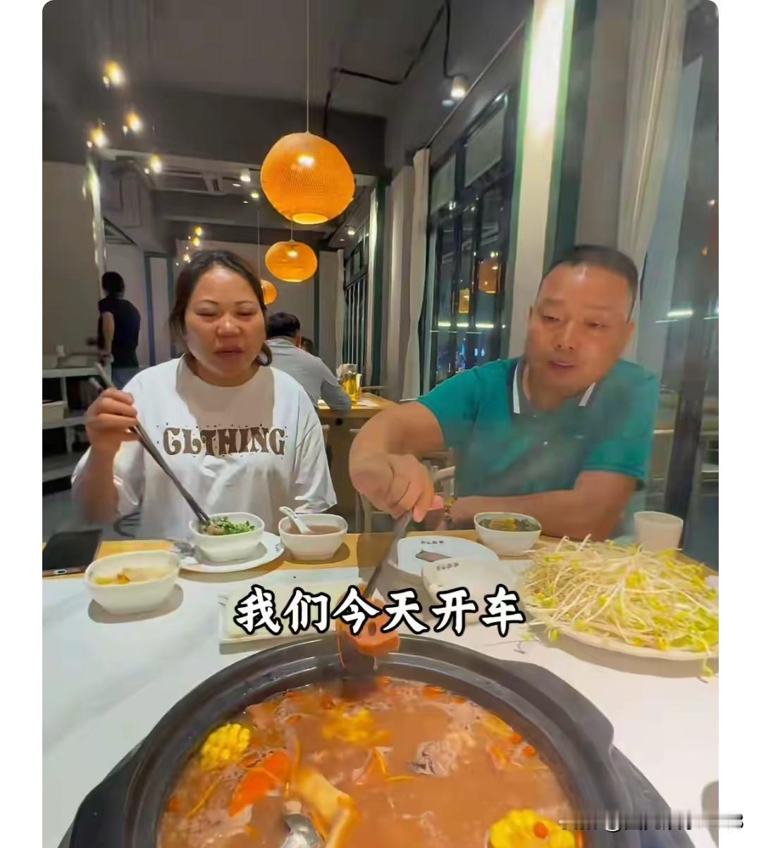 千万富翁王晓举寻到母亲之后，又带母亲去买衣服，吃大餐。并且在评论区也回应了，带母