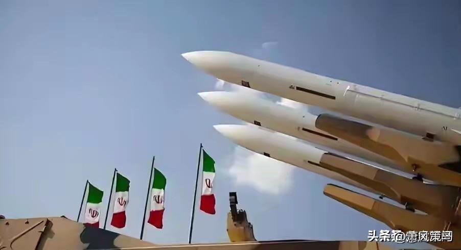伊朗终于出手了！数十枚导弹直奔以色列，拖着火光划破天际，以方防空警报瞬间拉满，民