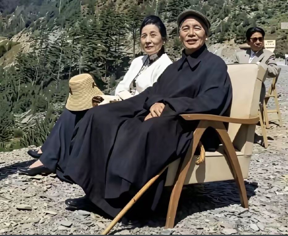 蒋氏夫妇与女扮男装的外甥女孔令伟的一张留影，孔令伟一直负责宋美龄的安保工作。 