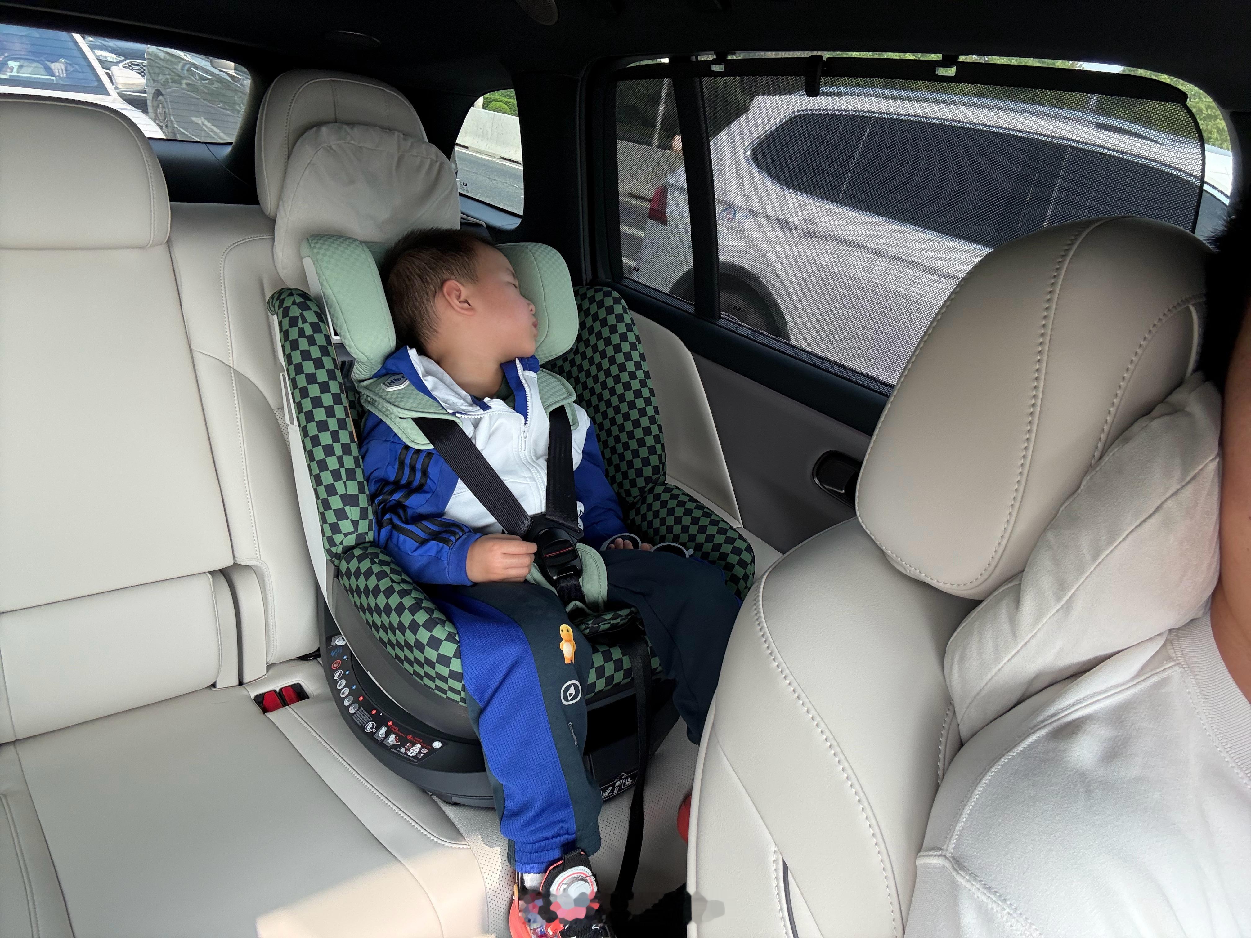 后排侧窗遮阳帘对于小朋友睡觉而言，真的是个必需项，可以大幅减轻光线的干扰，尤其是