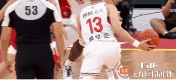 这是球迷熟悉的郭艾伦！今晚CBA常规赛广州男篮客场挑战深圳男篮一战，郭艾伦打出了