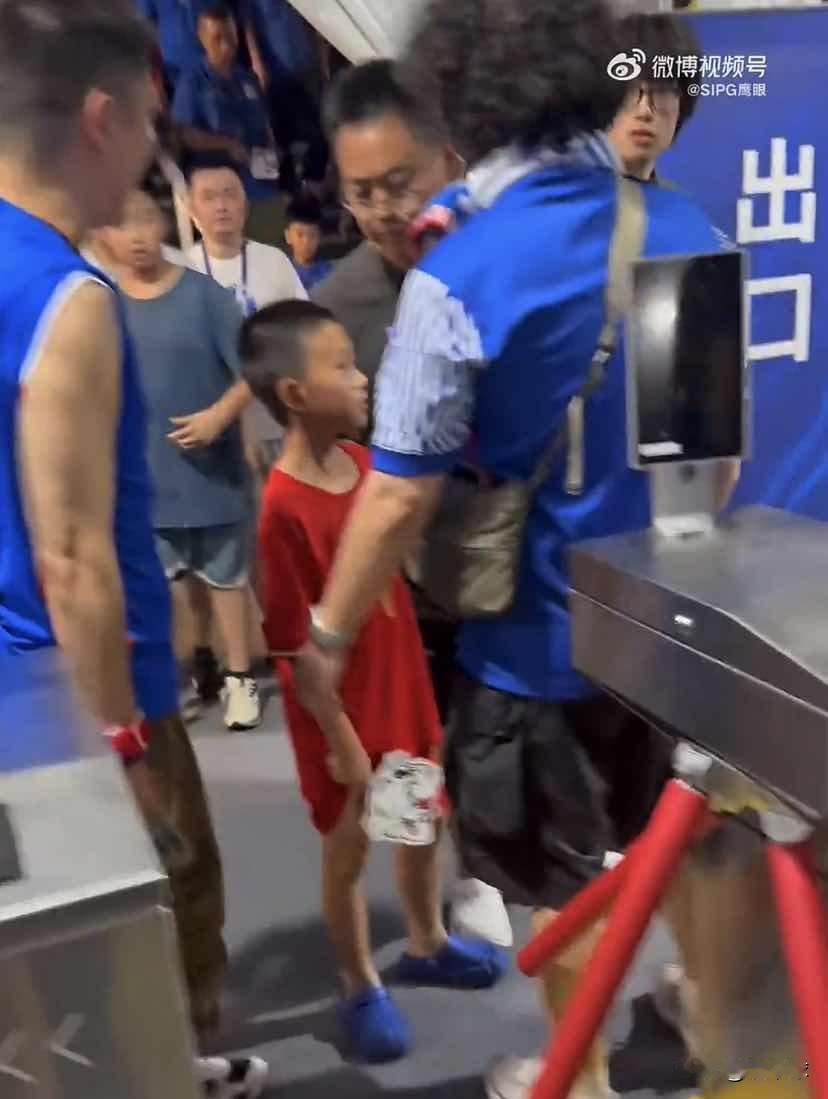 国安进三球，申花进三囚，最终双方握手言和？
申花主场输三球就后丢人了，球迷又攻击