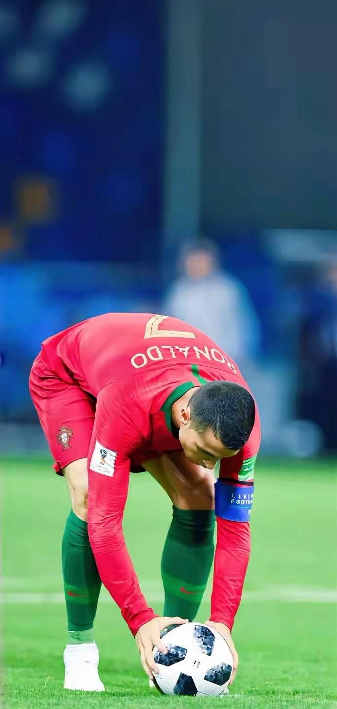 足坛名画！2018年世界杯，球王C罗任意球绝平西班牙上演帽子戏法，这一幕是无数球