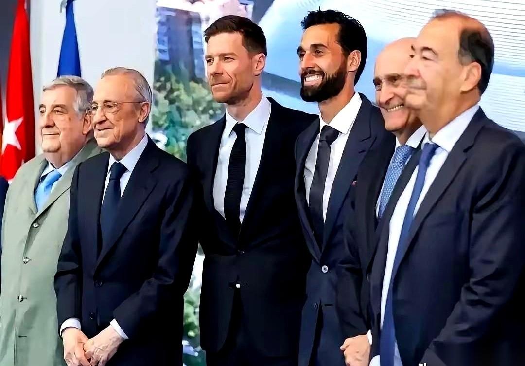 楼塌了，才发现只剩自己一个人站在废墟上。
说的就是弗洛伦蒂诺，那个亲手搭建“欧超