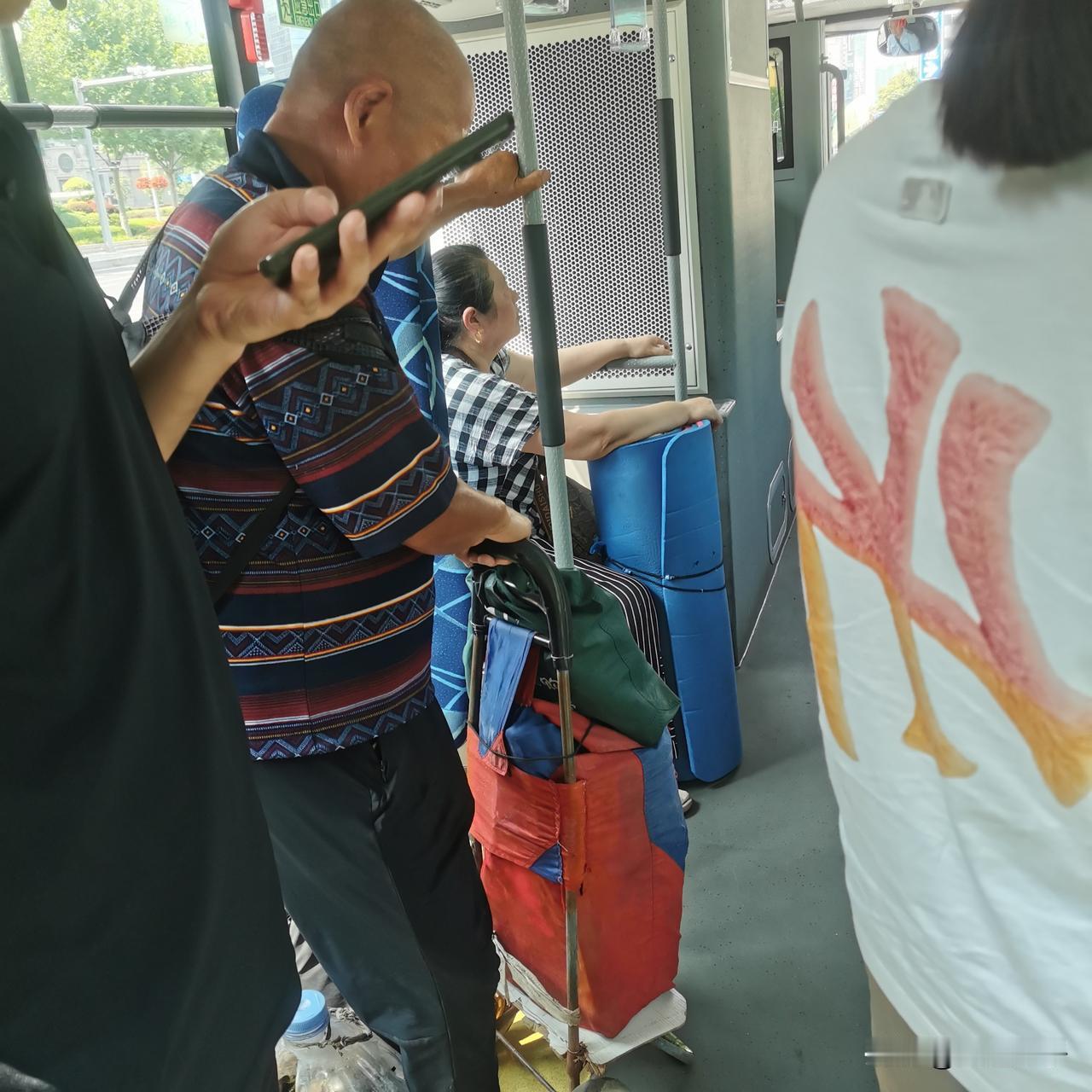 什么也挡不住大爷们赶海的热情！

高温下三小时，赶海虹20多斤！

今天上午，公