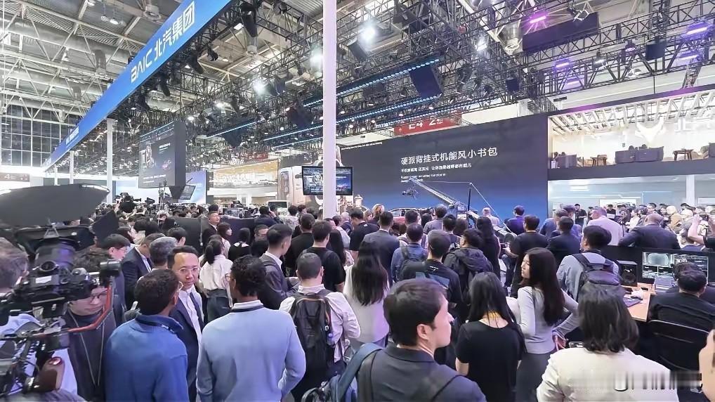 2026北京车展，人最多的地方是哪？

不是奔驰，不是宝马，也不是人山人海的华为
