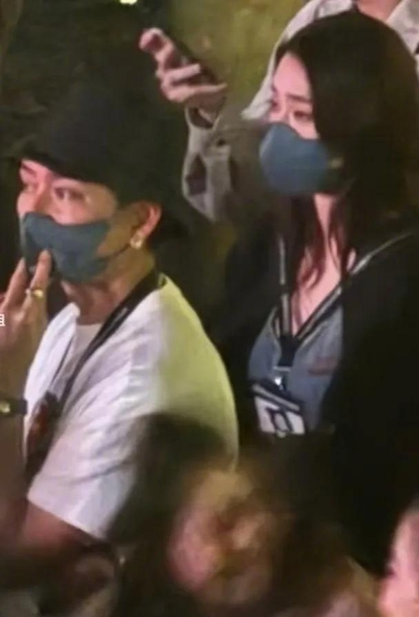 黄宗泽否认恋情传闻 据港媒，黄宗泽被拍与女子同看权志龙演唱会，疑似新恋情。近日接