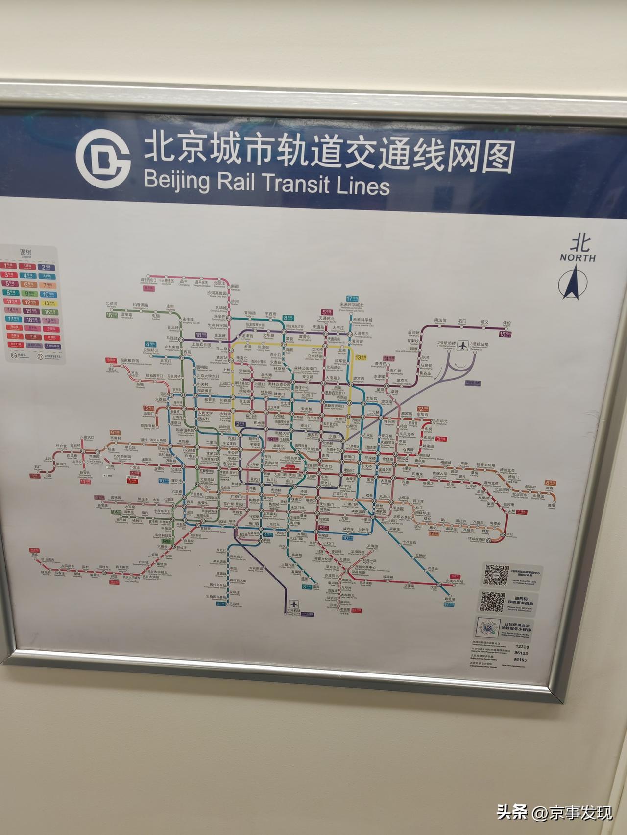 周末北京地铁8号线，座无虚席。这条贯穿北京南北的地下交通大动脉，沿途经过不少热门