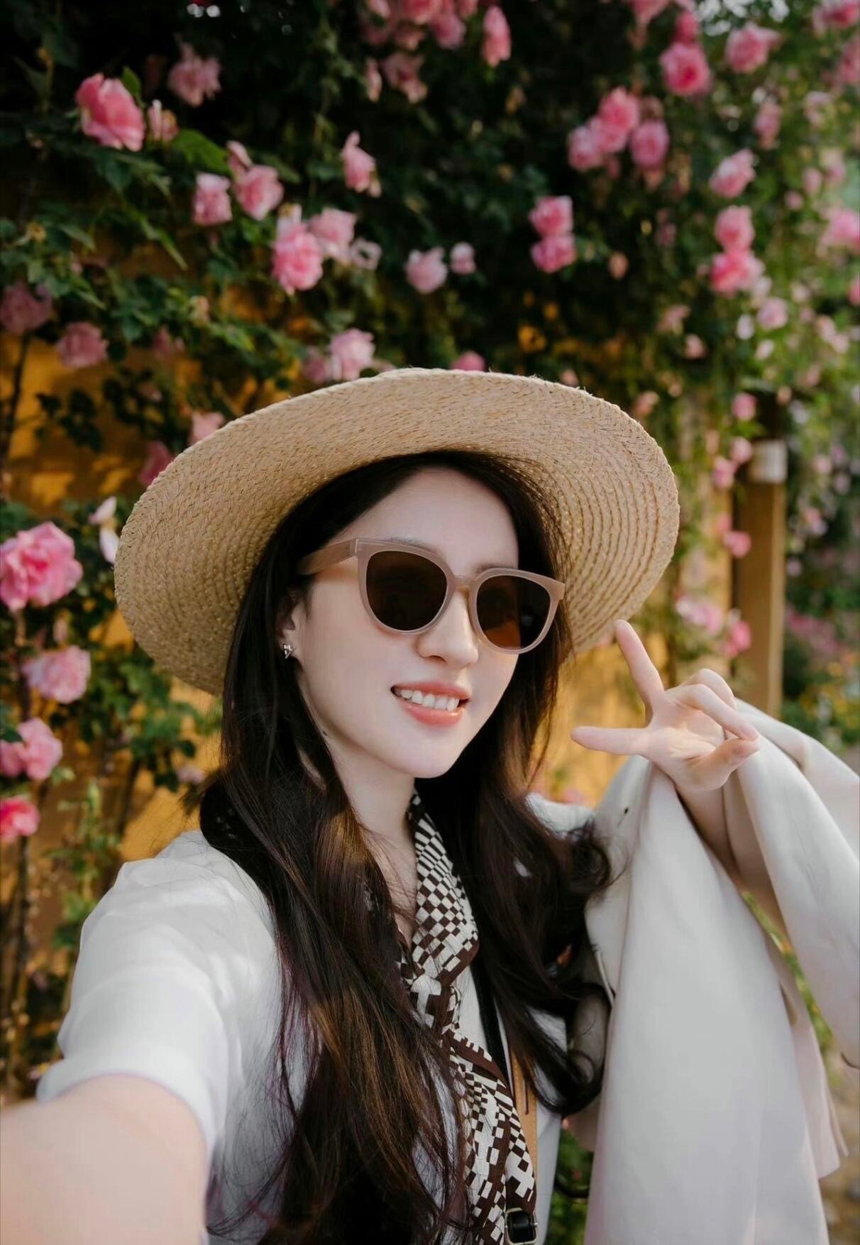 刘亦菲就这样美翻全世界游牧风的刘亦菲更美了游牧风的刘亦菲真的美到心巴上！一袭米白