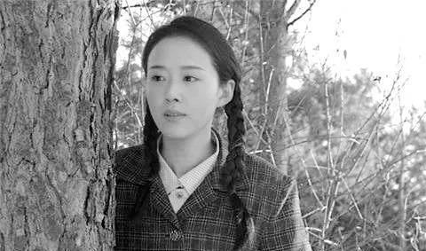 1978年，女知青李明娅抛下丈夫和女儿返城。返城前夜，她解开衣扣说道：“宝才哥，