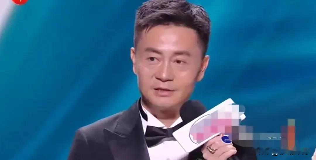 52岁导演李雪引起网友热议！
起因竟是白玉兰颁奖礼那晚，全网都在刷杨紫拿视后、李