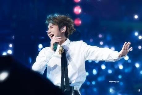 王源婉拒了哈拒绝被定义可爱，王源舞台化身魅魔，唱腔磁性+造型吸睛，张力十足！王源