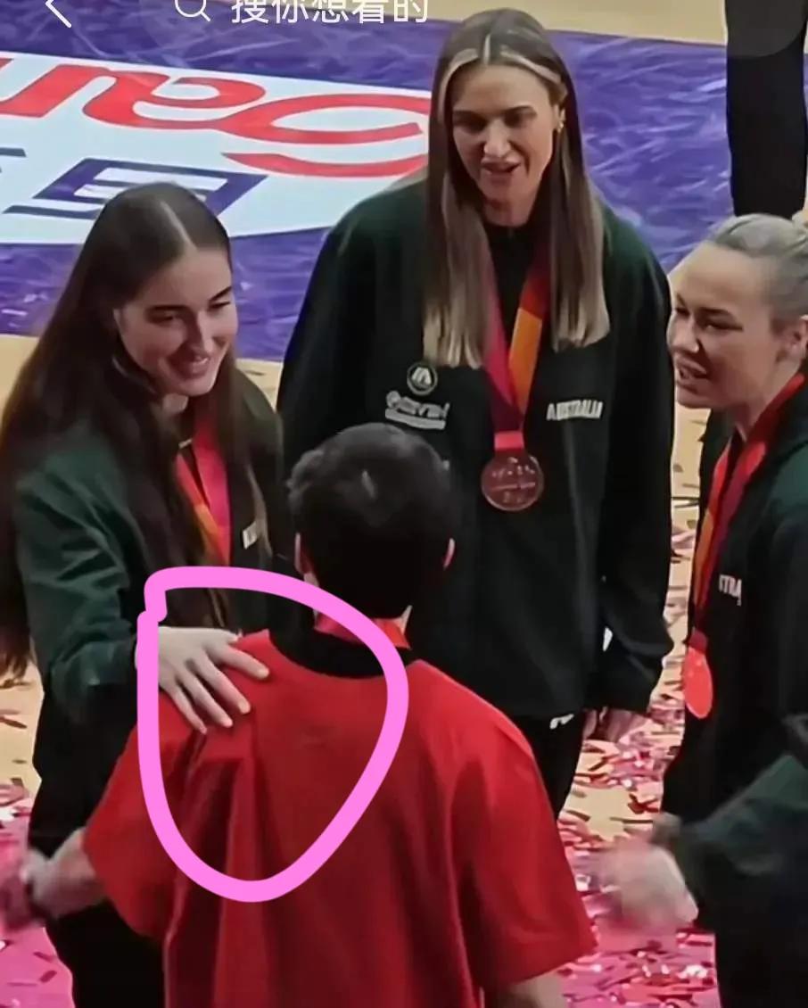 错怪澳大利亚女篮20号了！重伤杨力维后，第二天进入中国女篮夺冠现场，1举动令人肃