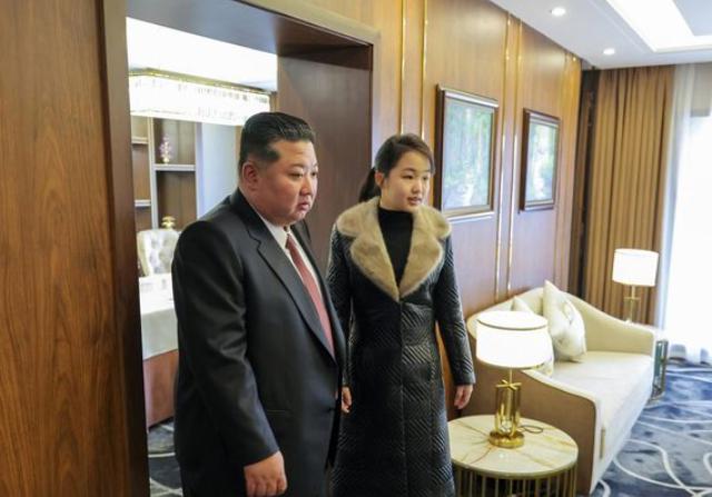 金正恩宣布一个重大决定，金珠爱现场见证。

朝鲜官方媒体今天（12月23日）披露