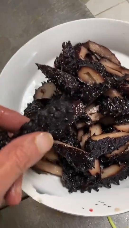 一碗一碗海参。