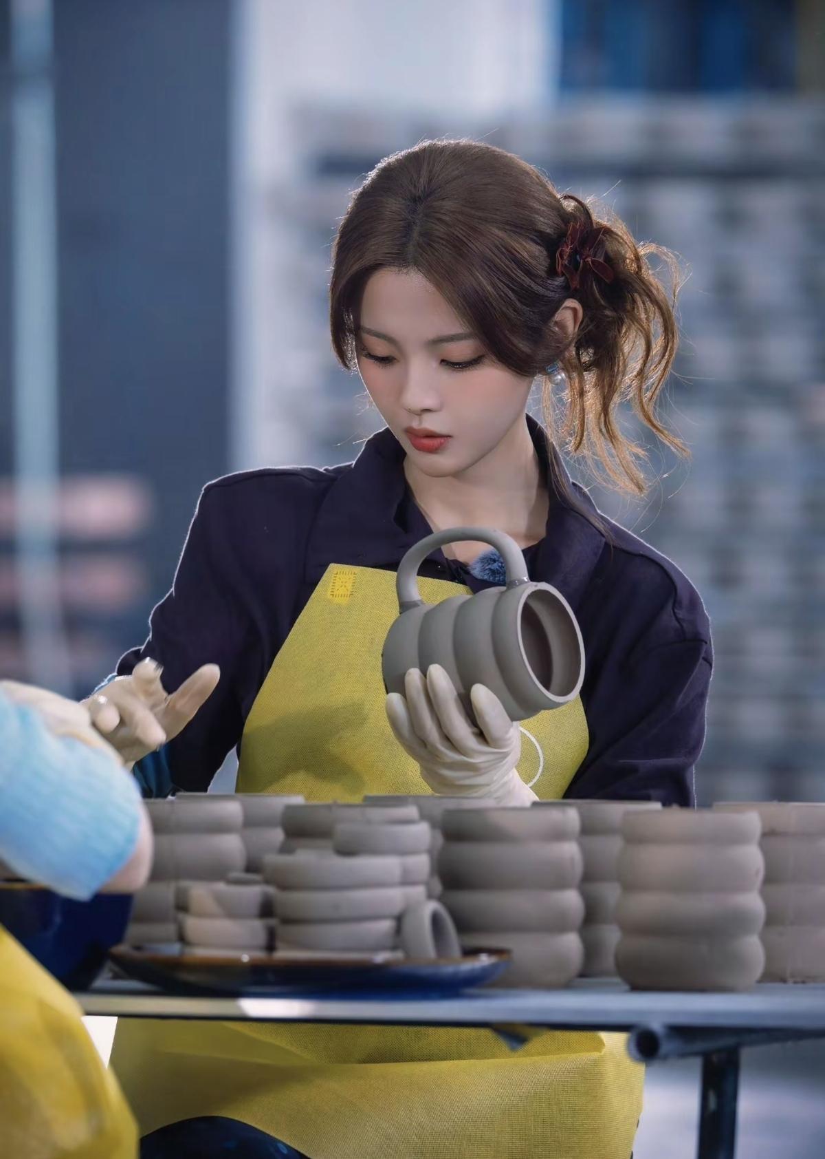 围裙一系，认真营业✨ 杨超越在陶瓷工坊里认真搞事业的样子，也太有魅力了吧[赞]娱