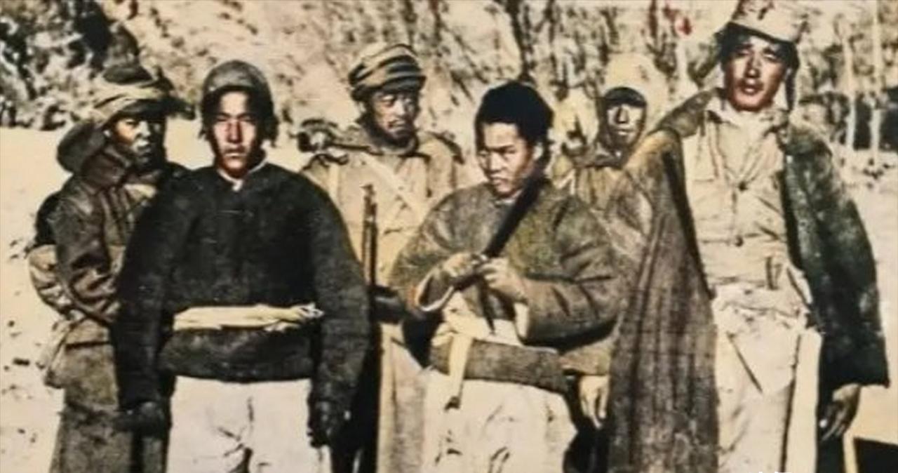 [微风]1938年，潜伏在游击队里的日寇女特务张美智汇报完工作后，在门口对着游击