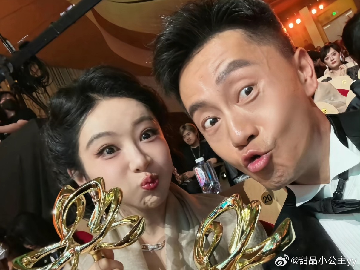 杨紫经纪人抱着杨紫哭杨紫凭借《生命树》斩获白玉兰最佳女主角后，离场通道中完全卸下
