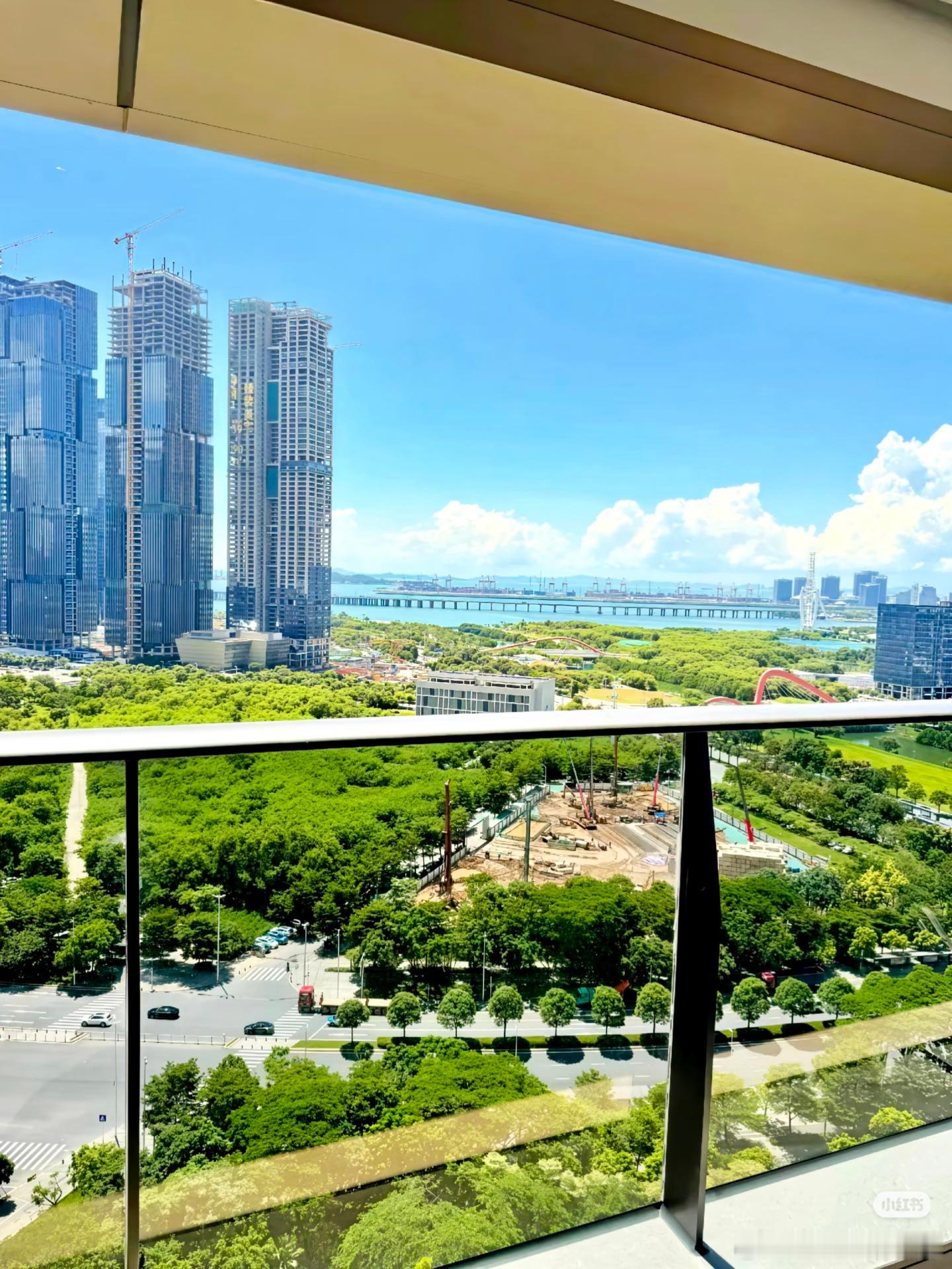 深业云海湾的阳台景观，确实漂亮。前面两块住宅用地如果建起来，估计25楼以下都会被