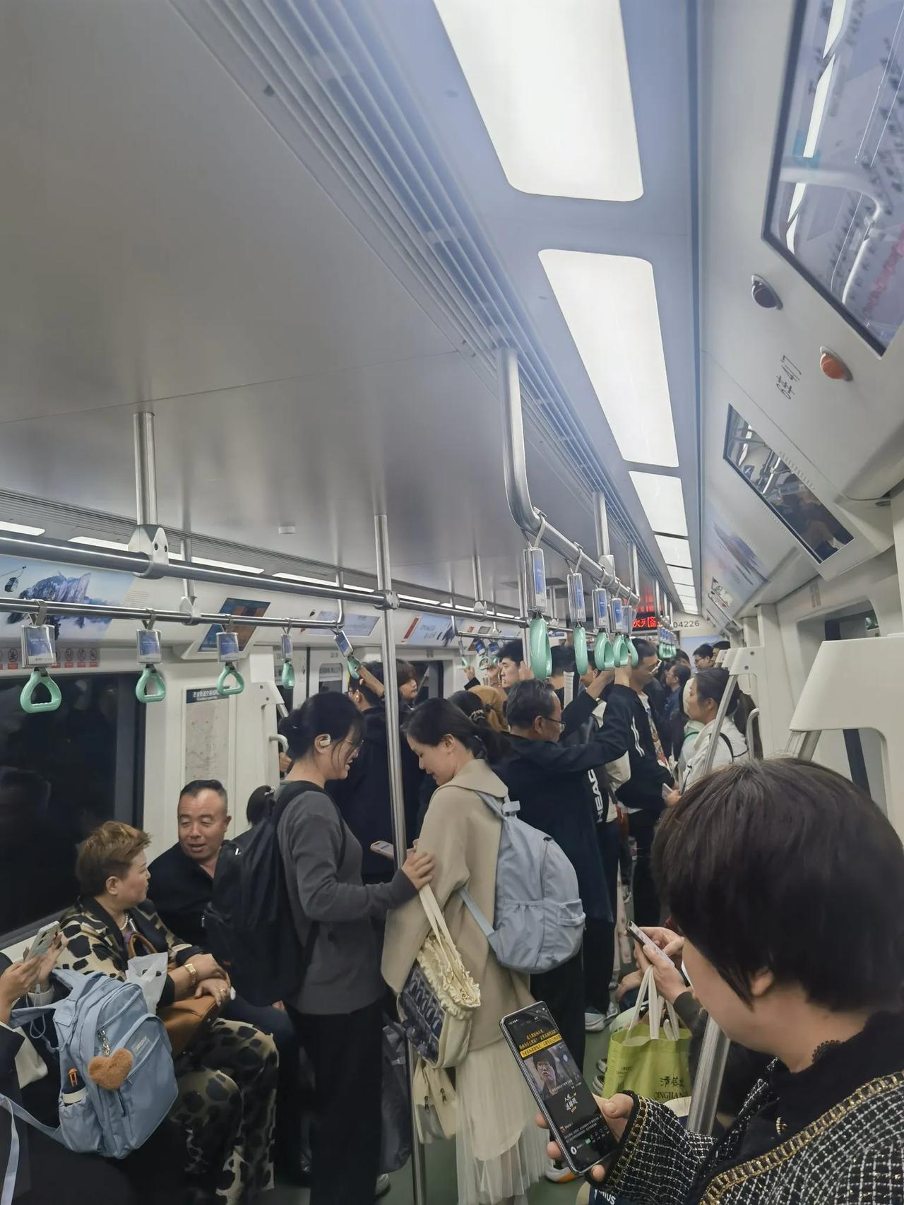 国庆节后西安地铁四号线中午客流量依然火爆，提拉杆箱的、背背包的还是挺多的，西安地