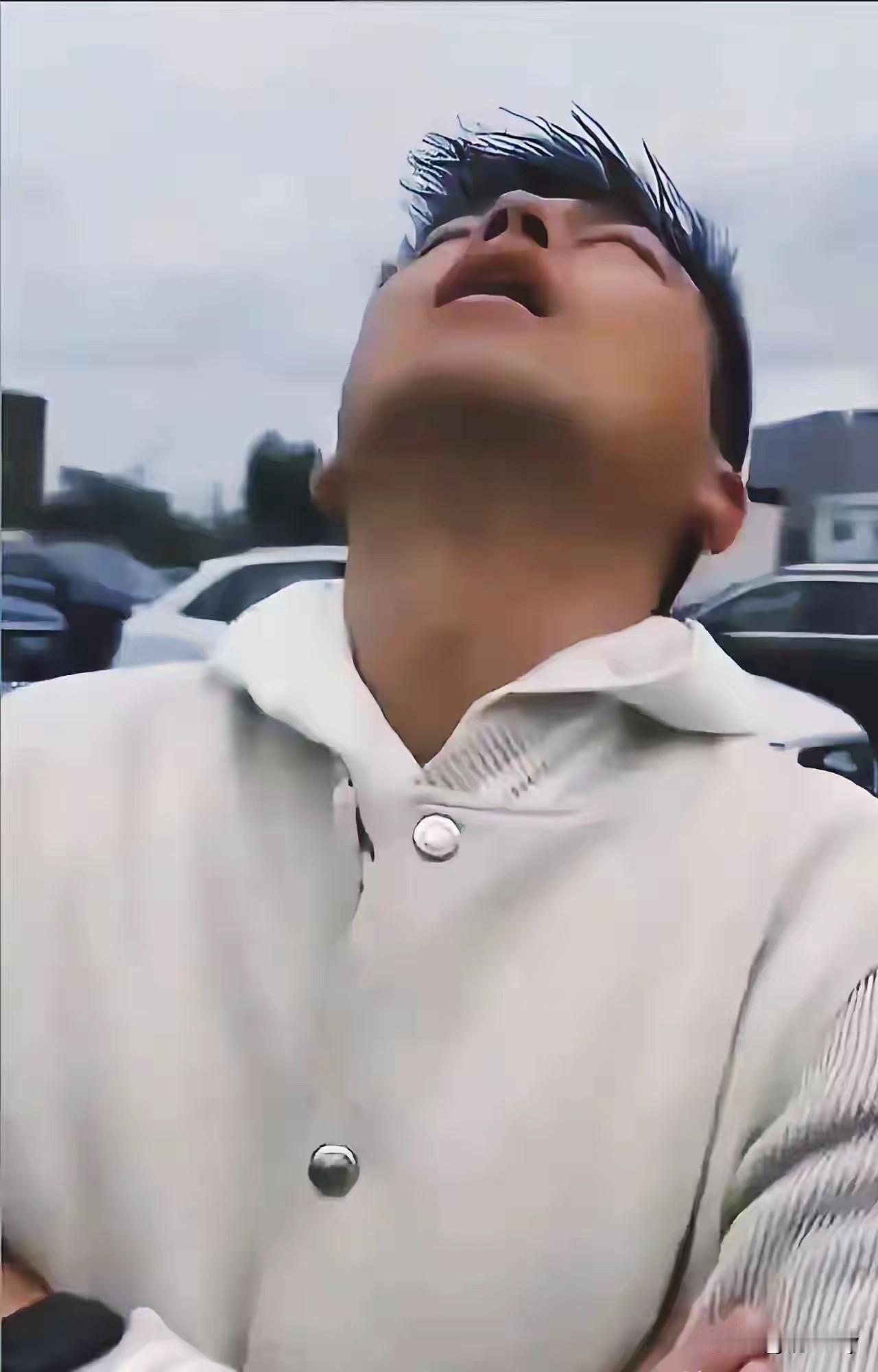 有人看到许律师仰天长叹的照片替他抱不平！做了10年的上门女婿，不光被老婆一家压制