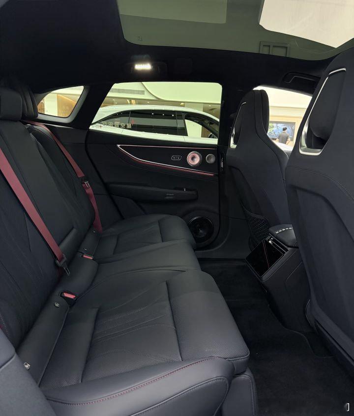 清晨送母亲去早市，她总嫌商场停车场太冷。现在提前开启极温守护，她一上车就舒服地靠