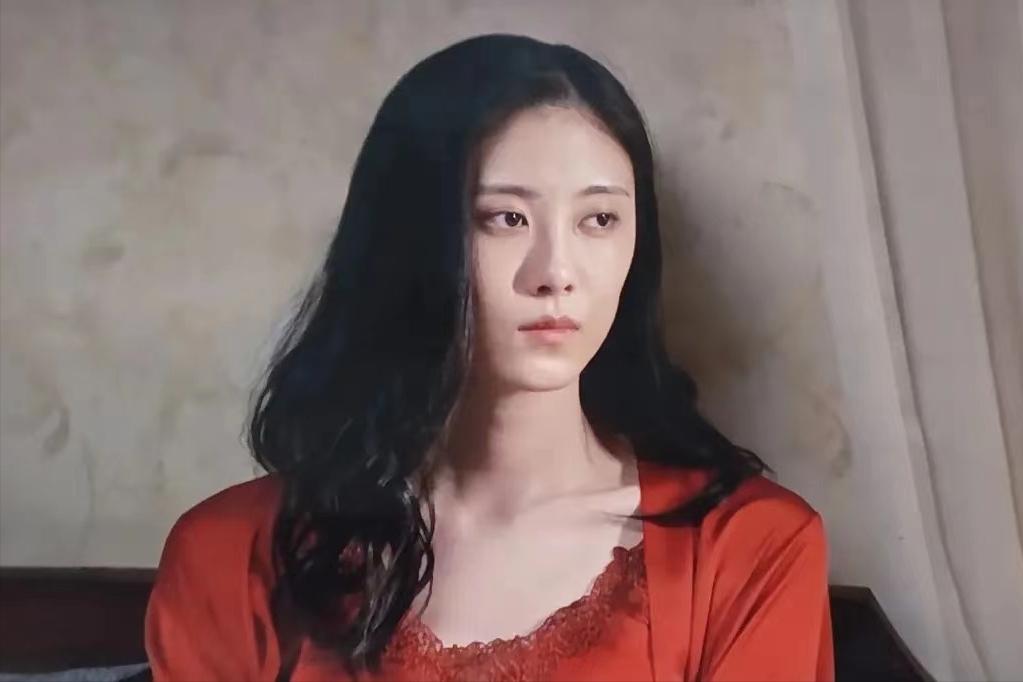 贺红玲成了有钱人，过着贵妇一样的生活。

她住在漂亮的大房子里，穿着最时尚的睡衣