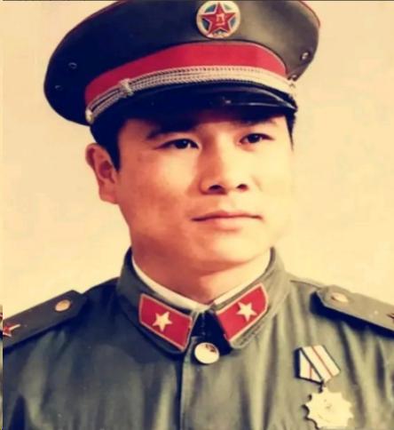 1979年中越战争，班长黄招强带着伤员们撤退，在中途清点人数时，他习惯性的喊了句