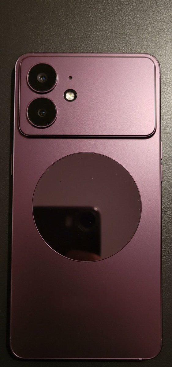 Galaxy S25 Edge 这个颜色的机模你是认真的吗后面这块亮面的是个啥东