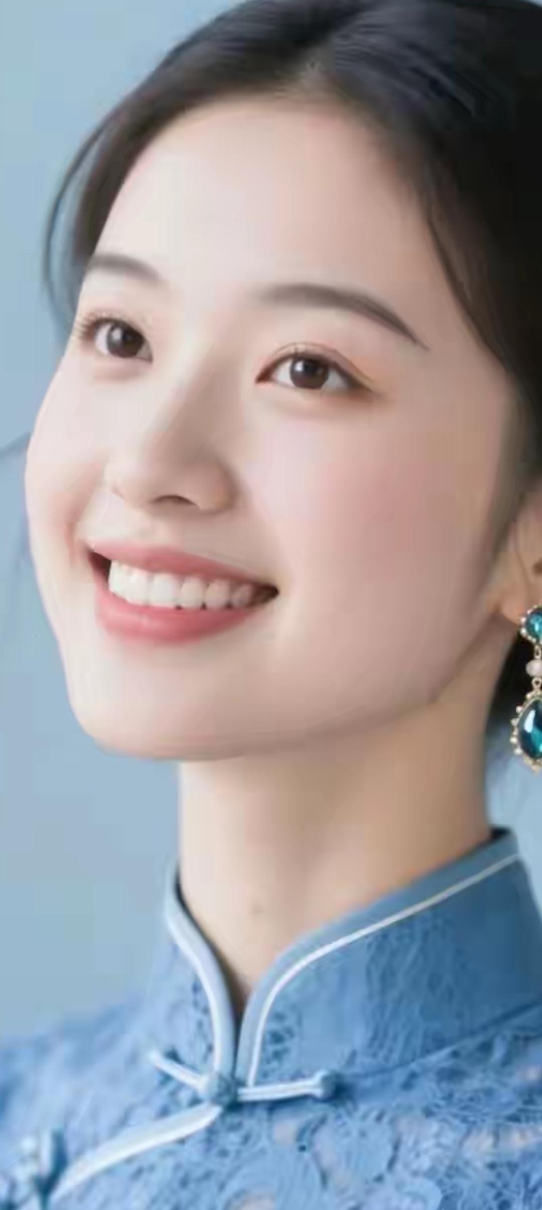 温婉优雅的蓝衣少女，笑靥如花，宛如画中人。