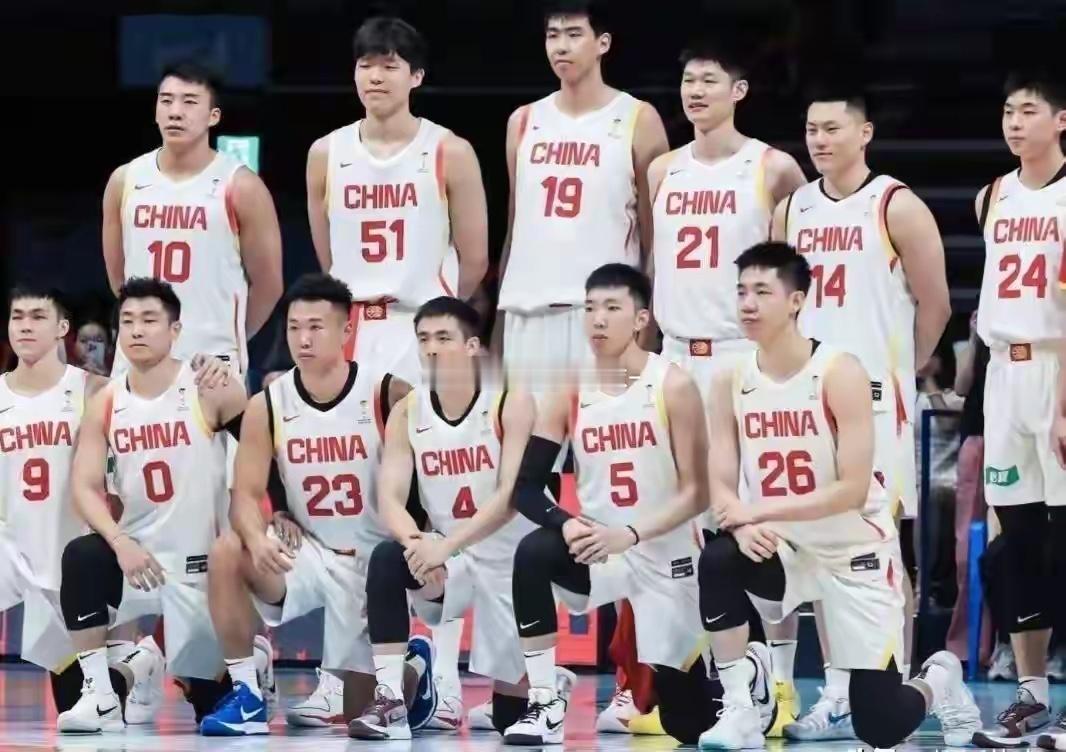 中国男篮确定世预赛15人大名单官宣落地！中国男篮世预赛15人大名单全部敲定，经过